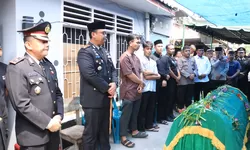 Polres Langkat Gelar Upacara Tradisi Kepolisian untuk Almarhum AIPTU Suriadi