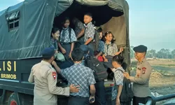 Peduli Masa Depan, Brimob Polda Sumut Antar Anak Sekolah Terdampak Banjir Bandang di Batang Toru