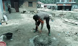 Brimob Polda Sumut Bangun MCK untuk Warga Terdampak Banjir di Tolang Julu