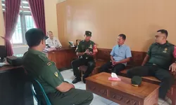 Babinsa Dampingi Pemupukan Padi di Hamparan Sawah yang Menghijau