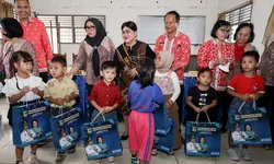Ketua PKK Menyerahkan  Seragam dan Pakaian Olahraga Kepada PAUD SAB.