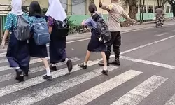 Bhabinkamtibmas Polsek Kuala Laksanakan Pengaturan Lalu Lintas di Kawasan Sekolah, Kapolres Beri Apresiasi