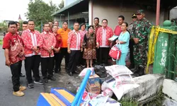 Wako Pematangsiantar mengunjungi lokasi kebakaran Jl.Pergaulan dan Jl.Nias.