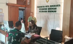 Dukung Tugas Teritorial, Babinsa Serengan Puldatater di Kantor Kelurahan