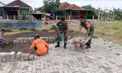 Babinsa Bersama Warga Kerja Bakti Pemasangan Paving Lapangan Desa