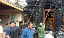 Bersatu Sukseskan Hari Desa Nasional, Koramil Ampel bersama Pemkab dan Warga Bersihkan Pura.