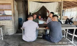 Bhabinkamtibmas Polsek Padang Tualang Sambangi Warga Desa Bukit Sari, Sampaikan Pesan Kamtibmas