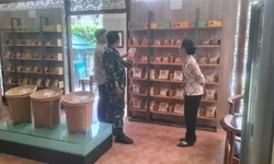 Berikan Motivasi dan Semangat Pelaku UMKM, Babinsa Kemlayan Sambangj Pegawai Toko Oleh Oleh