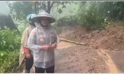 DUA HARI BERTURUT-TURUT DIGUYUR HUJAN,TERJADI LONGSOR KEMBALI JALUR KIARA DUA -BAGBAGAN PALABUHANRATU