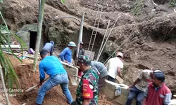 Demi Setetes Kehidupan, Babinsa dan Warga Selo Bersatu Bersihkan Mata Air Tirto Brojo