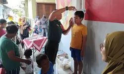 Wujudkan Anak Indonesia Sehat, Babinsa Danukusuman Bantu Kegiatan Posyandu