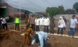 TNI Kawal Kebangkitan Ekonomi Desa, Danramil Sawit Pimpin Peletakan Batu Pertama KDMP Karangduren