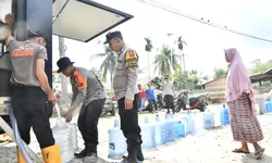 Pemulihan Pascabencana, Polres Aceh Timur Beri Layanan Air Bersih di Peureulak