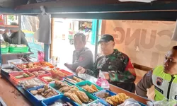 Hangat & Merakyat Angkringan Jadi Sasaran Babinsa Danukusuman Dalam Berinteraksi Sosial