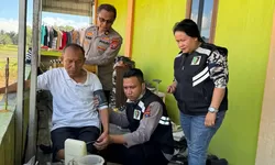 Si Dokkes Polres Toba Beri Layanan Home Visit Bagi Personel Yang Sakit