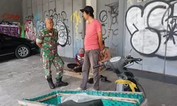 Sempatkan Waktu Senggang, Babinsa Kratonan Komsos Dengan Penjual Es Balok