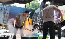 Polda Kalsel Kerahkan Kendaraan Dapur Lapangan dan Water Treatment Bantu Warga Terdampak Banjir