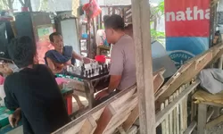 Catur Senja di Warung Atok