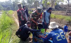 Babinsa Bantu Petani Mengairi Sawah dengan Mesin Diesel