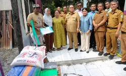 Wali Kota Pematangsiantar Menyerahkan Bantuan ke Keluarga Sulfan Solihin Korban Kebakaran.