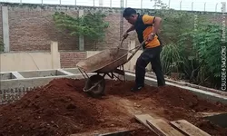 Antusias anggota polsek firdaus dalam pembangunan musholah..