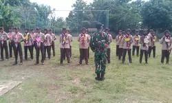 Tanamkan Disiplin Sejak Dini, Batuud Koramil 12/Simo Latih PBB Siswa MAN 1 Simo