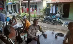Bhabinkamtibmas Tanjung Balai Utara Ajak Jaga Kerukunan dan Perangi Judol Sembangi Warga di Warung
