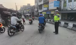Personel Polres Tanjung Balai Lakukan Gatur Lantas Pagi Pastikan Siswa Aman Sekolah