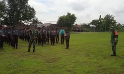 Babinsa Ajarkan Baris Berbaris kepada Siswa SMK untuk Menjaga Kekompakan