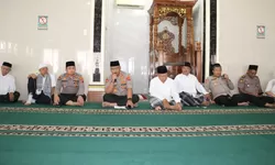 Sholat Jumat Berjamaah hingga Jumat Curhat, Kapolres Langkat Bangun Dialog Langsung dengan Masyarakat Stabat
