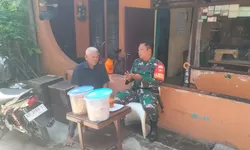 Bincang Santai, Cara Ampuh Babinsa Kemlayan Selalu Dekat dan Berinteraksi Langsung Dengan Warganya.