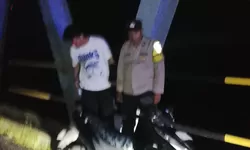 Warga Di Kejutkan Keberadaan Sepeda motor Tak Bertuan Di Atas Jembatan