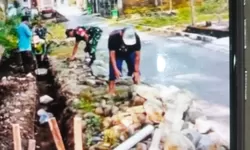 Babinsa Budayakan Kerja Bakti, Bersama Warga Bangun Talud Jalan Agar Aliran Air Lancar