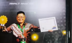 Bupati Pasaman Welly Suhery Terima Penghargaan dari Menko PMK Abdul Muhaimin Iskandar di Jakarta