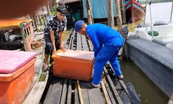 Sat Polairud Polres Tanjung Balai Bantu Nelayan yang Kesulitan