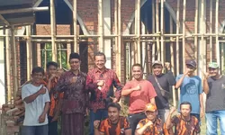 Datangi Lokasi Pembangunan Ponpes, Belasan Anggota Ormas Pemuda Pancasila Kab Tegal Salurkan Bantuan Material Bangunan