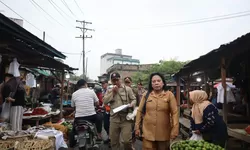 SEKDAKO TEBING TINGGI IMBAU PEDAGANG TEMPATI KIOS REVITALISASI PASAR INPRES