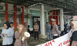 MAWAR Lakukan Unras didepan Kantor Dinas Kesehatan Terkait Dugaan Korupsi