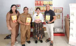 Ketua PKK/Dekranasda Kota Pematangsiantar  mengunjungi sejumlah UMKM.