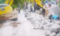 Tak Hanya Alat Tradisional, Alat Berat Excavator Pun Diturunkan Pada Pra TMMD Di Desa Kembang