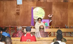 Wamendagri Ribka Haluk Tinjau Kesiapan Akhir Pembangunan Aula STA/SMTK Tom Bozeman di Wamena