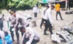 Polsek Padang Tualang Gotong Royong Bersihkan Ekowisata Tangkahan, Warga Apresiasi Kepedulian Polri