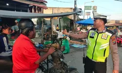 Ops Keselamatan Toba 2026 : Sat Lantas Polres Tanjung Balai Bagikan Brosur dan Stiker