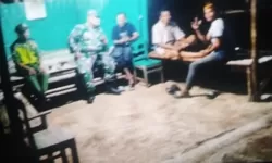 Wujudkan Lingkungan Aman dan Nyaman Babinsa Bersama Warga Gelar Patroli Siskamling