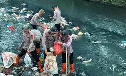 Peduli Lingkungan, Brimob Polda Sumut Angkat Sampah dari Sungai Demi Warga