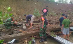 Babinsa Bersama Warga Laksanakan Karya Bakti Pembersihan Longsoran Tanah