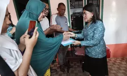 Ketua PKK Pematangsiantar bersama jajaran Pemko menyerahkan bantuan kepada korban kebakaran.