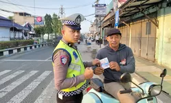 Sat Lantas Polres Tanjung Balai Bagi Brosur dan Stiker Ops Keselamatan Toba 2026
