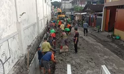 Anggota Satgas TMMD, Ormas, Linmas & Masyarakat Tancap Gas Kerjakan Perbaikan Saluran Air