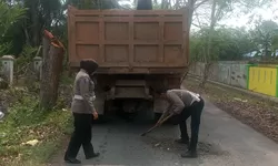 Sat Lantas Polres Langkat Gerak Cepat Tutup Jalan Berlubang, Fokus Cegah Risiko Kecelakaan